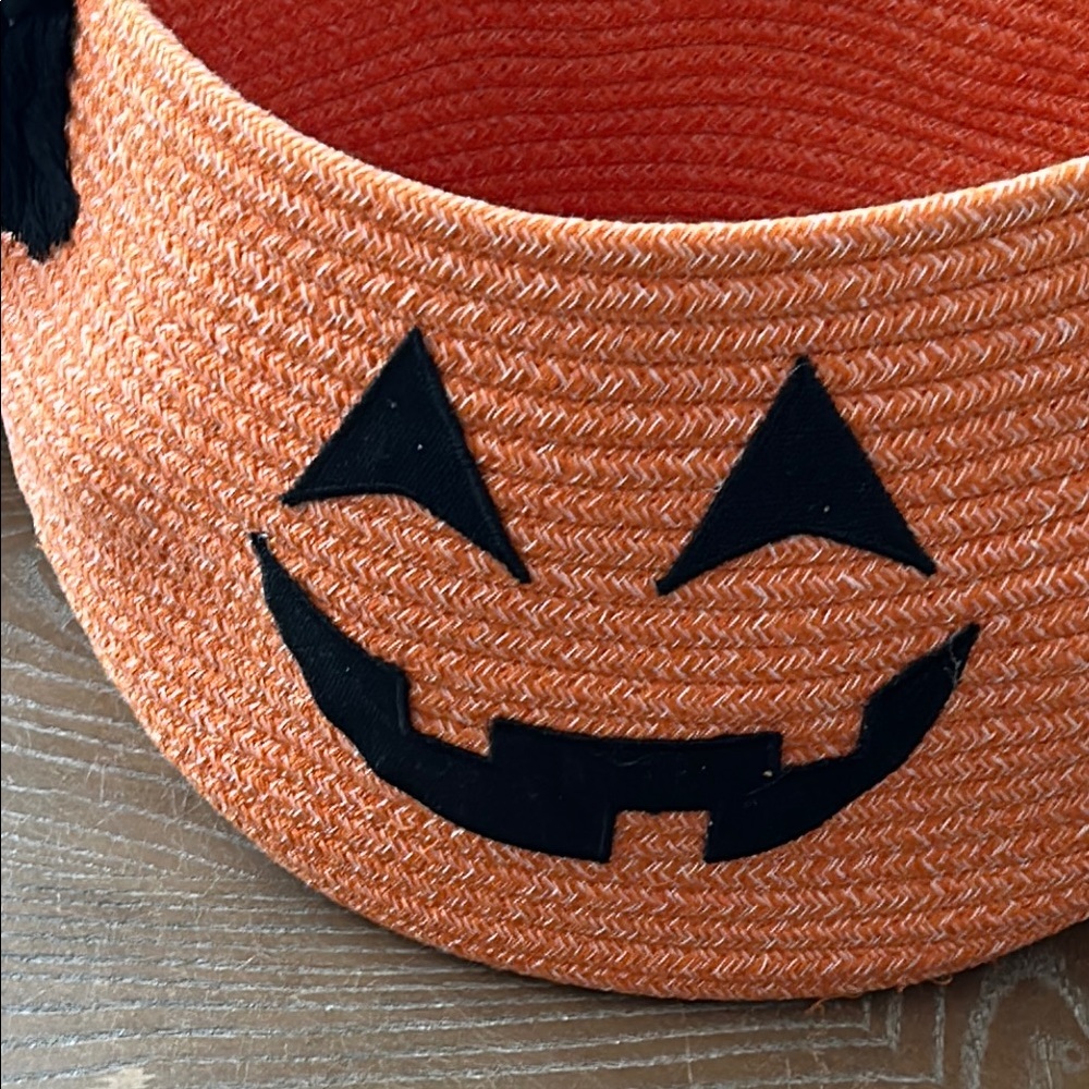 NEW! Classic Halloween Woven Pumpkin Jack-O-Lantern Basket with handles - Picture 4 of 9